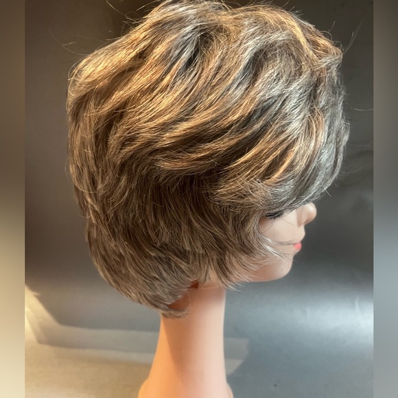 Gray Short Layered Cut Wig NWOT Synthetic Full Cap - Picture 2 of 8